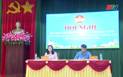 Ph&oacute; chủ tịch HĐND tỉnh L&acirc;m Thị Hương Th&agrave;nh tiếp x&uacute;c cử tri x&atilde; Ph&uacute;c H&ograve;a 