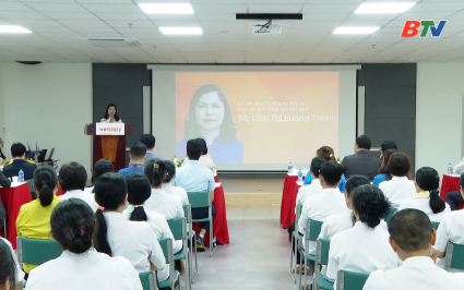 Ph&oacute; Chủ tịch HĐND tỉnh thăm, tặng qu&agrave; c&ocirc;ng nh&acirc;n lao động