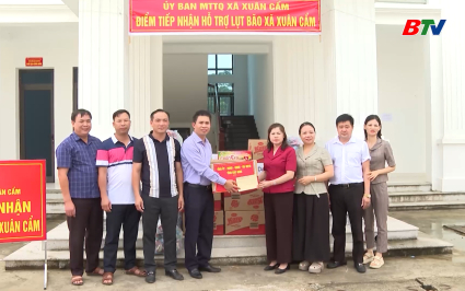 Ph&oacute; Chủ tịch HĐND tỉnh trao hỗ trợ cho người d&acirc;n bị ảnh hưởng b&atilde;o lũ tại x&atilde; Xu&acirc;n Cẩm 