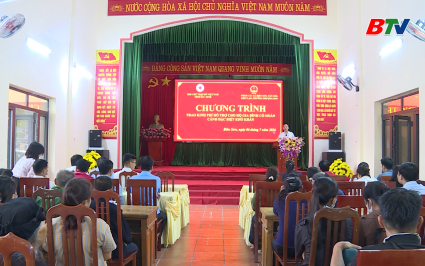 Trao 195 triệu đồng hỗ trợ c&aacute;c gia đ&igrave;nh đặc biệt kh&oacute; khăn