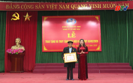 Ph&oacute; Chủ tịch HĐND tỉnh trao tặng Huy hiệu Đảng tại x&atilde; Hiệp H&ograve;a 