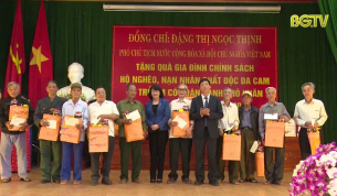 Ph&oacute; Chủ tịch nước tặng qu&agrave; Tết ở Bắc Giang