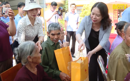 Ph&oacute; Chủ tịch nước thăm, tặng qu&agrave; người d&acirc;n bị ảnh hưởng b&atilde;o số 3  