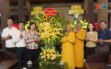 Ph&oacute; Chủ tịch Thường trực HĐND tỉnh ch&uacute;c mừng lễ Vu Lan tại Ch&ugrave;a H&agrave;m Long 