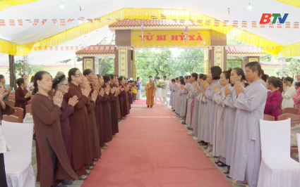 Ph&oacute; Chủ tịch Thường trực HĐND tỉnh Bắc Ninh Trần Thị Hằng dự Đại lễ Phật đản tại ch&ugrave;a Đại Gi&aacute;c