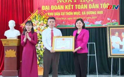 Ph&oacute; Chủ tịch Thường trực HĐND tỉnh dự Ng&agrave;y hội Đại đo&agrave;n kết to&agrave;n d&acirc;n tộc th&ocirc;n Mục, x&atilde; Dương Hưu 
