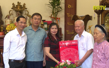 PCT Thường trực HĐND tỉnh thăm, tặng qu&agrave; người cao tuổi