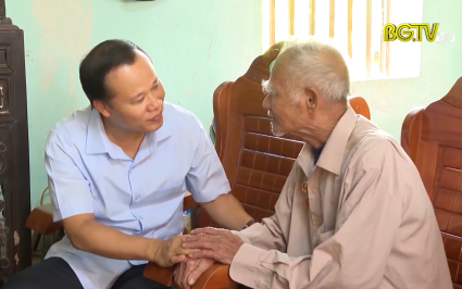 Ph&oacute; Chủ tịch Thường trực UBND tỉnh thăm, tặng qu&agrave; người c&oacute; c&ocirc;ng huyện T&acirc;n Y&ecirc;n