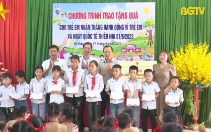 Ph&oacute; Chủ tịch Thường trực UBND tỉnh thăm, tặng qu&agrave; thiếu nhi
