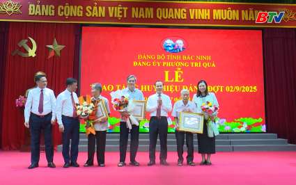 Ph&oacute; Chủ tịch Thường trực UBND tỉnh trao Huy hiệu Đảng đợt 2/9 cho c&aacute;c đảng vi&ecirc;n
