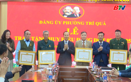 Ph&oacute; Chủ tịch Thường trực UBND tỉnh trao Huy hiệu Đảng tại phường Tr&iacute; Quả 
