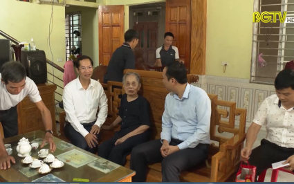 Ph&oacute; Chủ tịch UBND tỉnh L&ecirc; &Ocirc; P&iacute;ch thăm, tặng qu&agrave; mẹ Việt Nam anh h&ugrave;ng