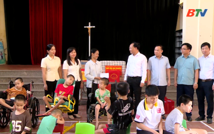 Ph&oacute; Chủ tịch UBND tỉnh Phạm Văn Thịnh thăm, tặng qu&agrave; Nh&agrave; t&igrave;nh thương Hương La