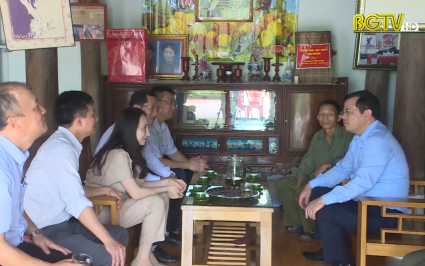 Ph&oacute; Chủ tịch UBND tỉnh thăm, tặng qu&agrave; người c&oacute; c&ocirc;ng tại huyện Sơn Động
