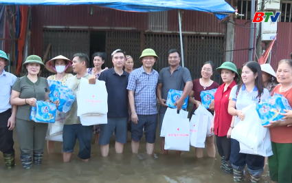 Ph&oacute; Chủ tịch UBND tỉnh thăm, tặng qu&agrave; nh&acirc;n d&acirc;n v&ugrave;ng lũ phường Việt Y&ecirc;n