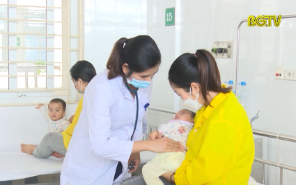 Ph&ograve;ng bệnh vi&ecirc;m phổi cho trẻ thời điểm giao m&ugrave;a