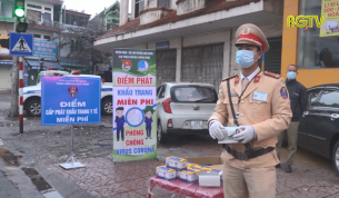 Ph&ograve;ng CSGT ph&aacute;t khẩu trang ph&ograve;ng chống nCoV cho người tham gia giao th&ocirc;ng