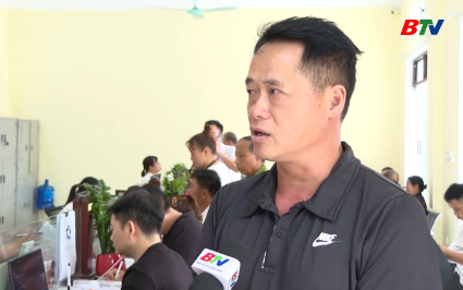 Phỏng vấn người d&acirc;n về sự h&agrave;i l&ograve;ng của ch&iacute;nh quyền địa phương 2 cấp