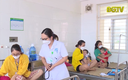Ph&ograve;ng vi&ecirc;m da dị ứng m&ugrave;a h&egrave; ở trẻ em