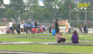 "Phớt lờ" c&aacute;ch ly x&atilde; hội, người d&acirc;n vẫn tụ tập nơi c&ocirc;ng cộng