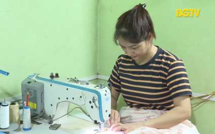 Phụ nữ c&ocirc;ng gi&aacute;o vượt kh&oacute; ph&aacute;t triển kinh tế 