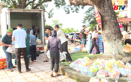 Phụ nữ h&ocirc;m nay: Phụ nữ chung tay tiếp sức với người d&acirc;n v&ugrave;ng lũ