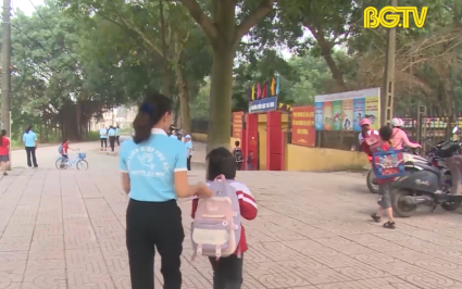 M&ocirc; h&igrave;nh phụ nữ tham gia bảo đảm ATGT cho học sinh 