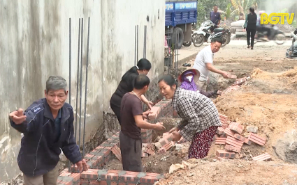 Phụ nữ Bắc Giang t&iacute;ch cực xo&aacute; nh&agrave; tạm, nh&agrave; dột n&aacute;t