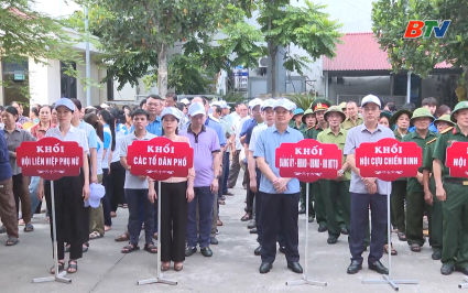 Chủ tịch UBND tỉnh dự Lễ ph&aacute;t động Ng&agrave;y M&ocirc;i trường thế giới tại phường T&acirc;n Tiến 