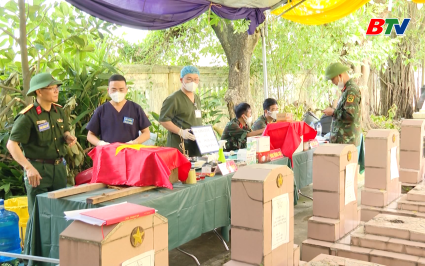 Phường Thuận Th&agrave;nh lấy mẫu ADN h&agrave;i cốt liệt sĩ 