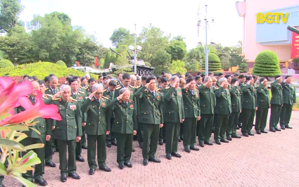 Qu&acirc;n đo&agrave;n 2 gặp mặt thủ trưởng v&agrave; chỉ huy cơ quan c&aacute;c thời kỳ
