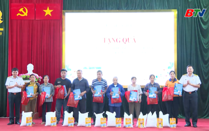 Qu&acirc;n chủng Hải qu&acirc;n tặng qu&agrave; hỗ trợ c&aacute;c gia đ&igrave;nh kh&oacute; khăn