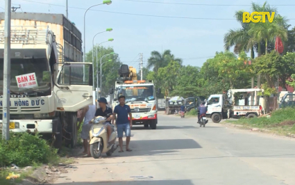 Ra qu&acirc;n xử l&yacute; lấn chiếm vỉa h&egrave;, l&ograve;ng đường 