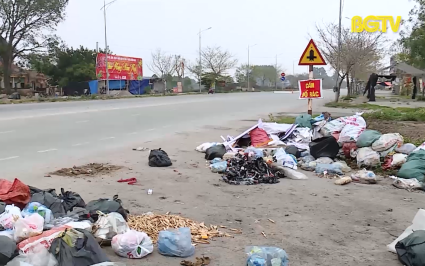 R&aacute;c thải bừa b&atilde;i tr&ecirc;n đường Trường Chinh, th&agrave;nh phố Bắc Giang