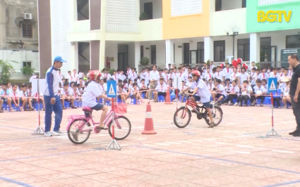 R&egrave;n &yacute; thức chấp h&agrave;nh luật ATGT qua hoạt động "C&ugrave;ng em an to&agrave;n tới trường"