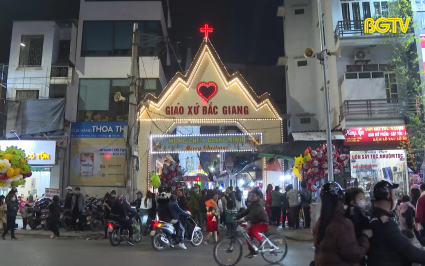 Rộn r&agrave;ng kh&ocirc;ng kh&iacute; đ&ecirc;m Gi&aacute;ng sinh