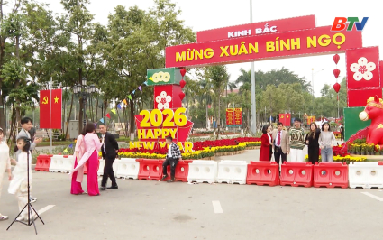 Rộn r&agrave;ng kh&ocirc;ng kh&iacute; du xu&acirc;n ng&agrave;y m&ugrave;ng 2 Tết 