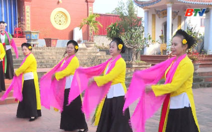 Rộn r&agrave;ng kh&uacute;c h&aacute;t ch&egrave;o xu&acirc;n