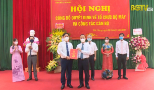 S&aacute;p nhập trường v&agrave; c&ocirc;ng bố c&aacute;c quyết định về c&ocirc;ng t&aacute;c c&aacute;n bộ