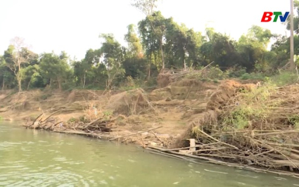 Sạt lở nghi&ecirc;m trọng bờ s&ocirc;ng Cầu qua x&atilde; Ho&agrave;ng V&acirc;n, đe dọa an to&agrave;n khu d&acirc;n cư