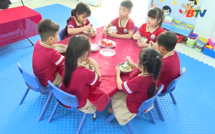 Siết chặt an to&agrave;n bữa ăn b&aacute;n tr&uacute; 