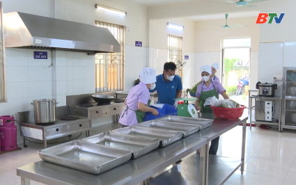 Siết chặt an to&agrave;n thực phẩm bếp ăn b&aacute;n tr&uacute; 