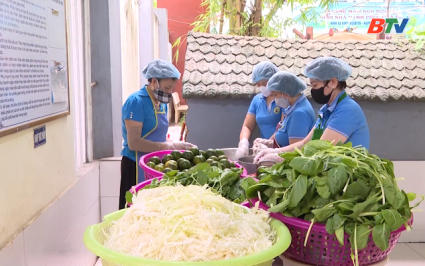 Siết chặt an to&agrave;n thực phẩm bếp ăn b&aacute;n tr&uacute; v&agrave; h&agrave;ng qu&aacute;n trước cổng trường 