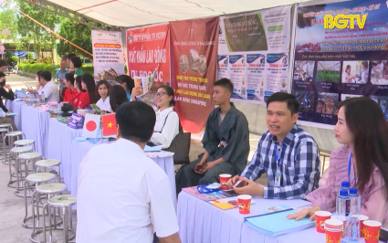 S&ocirc;i nổi ng&agrave;y hội việc l&agrave;m huyện Lục Ngạn 
