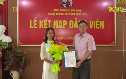 Sơn Động lần đầu ti&ecirc;n kết nạp đảng vi&ecirc;n l&agrave; học sinh