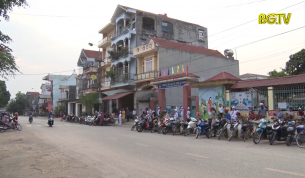 Sơn Động: M&ocirc; h&igrave;nh cổng trường xếp h&agrave;ng đ&oacute;n con