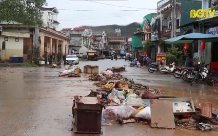 Sơn Động thu gom r&aacute;c thải sau lũ 