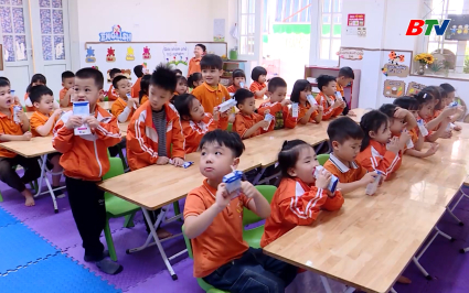 Sữa học đường: Ch&iacute;nh s&aacute;ch nh&acirc;n văn, tầm nh&igrave;n v&igrave; tương lai