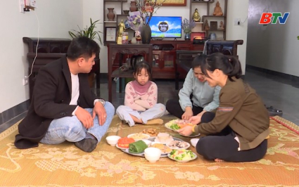 Sum vầy b&ecirc;n m&acirc;m cơm tất ni&ecirc;n