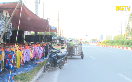 T&aacute;i diễn t&igrave;nh trạng b&aacute;n h&agrave;ng rong g&acirc;y mất ATGT tr&ecirc;n Quốc lộ 17 